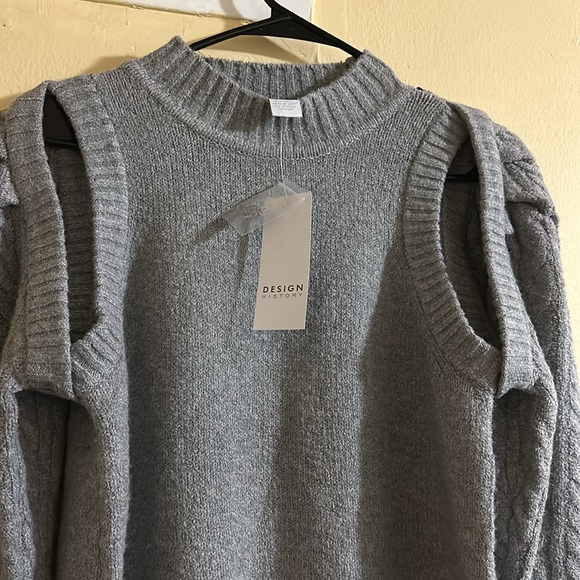 Design History Absolutely Chic Cold Shoulder Sweater - Picture 4 of 6